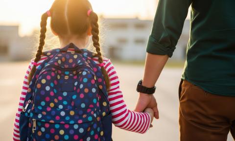 kind hält mit vater hand 