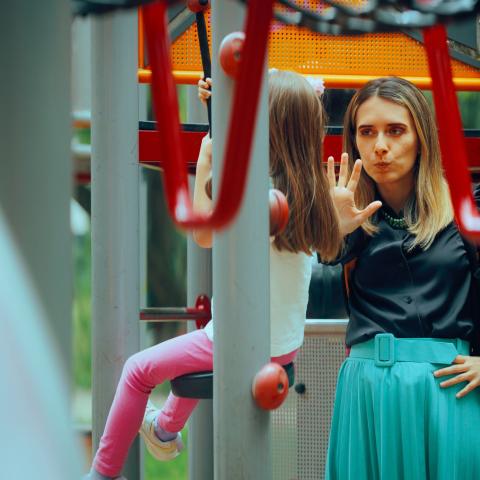 Kinder in der Trotzphase begleiten am Spielplatz