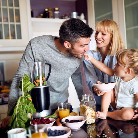 Familie bereitet gemeinsam das Essen vor