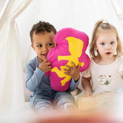 Kindergartenkinder spielen im Tipi