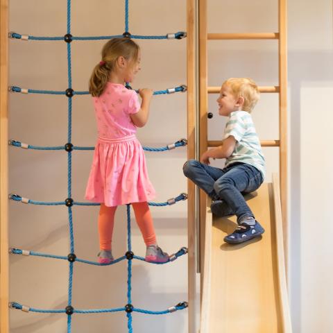 Kinder am Klettergerüst in der Wichtel Akademie