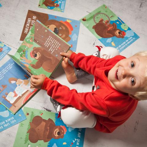 Kind liest Märchen in der Kita