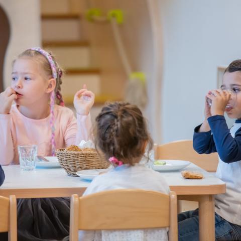 Kitakind-trink-beim-gemeinsamen-Essen