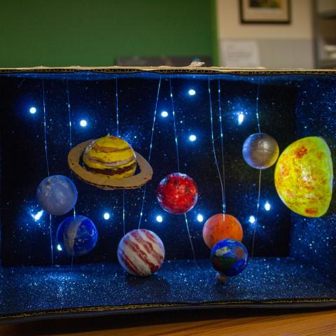 Ein in der Kita gebasteltes Universum aus Pappe