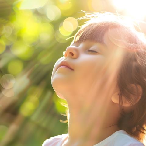 Kitakind scheinen Sonnenstrahlens ins Gesicht