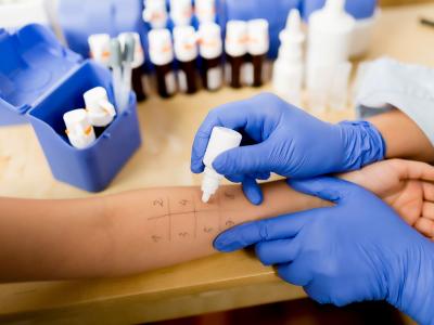 Arzt führ Allergietest an Kind durch