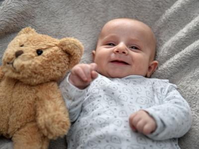 Baby zeigt positive Emotion und lächelt