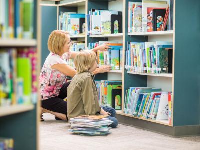 Erzieherin sucht Märchenbuch aus