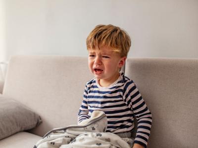 Junge weint auf der Couch