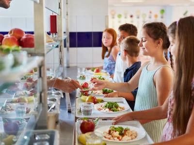 Kinder essen gemeinsam in der Schulkantine