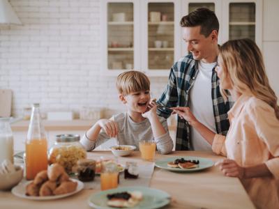 Familie am Frühstückstisch