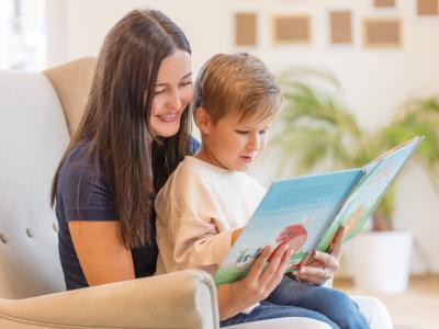 Märchenstunde in der Kita Erzieherin liest Märchen vor