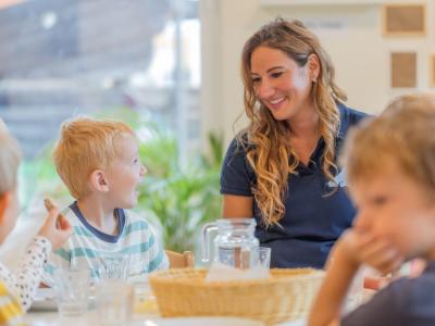 Kitaleitung mit Kindern beim Essen
