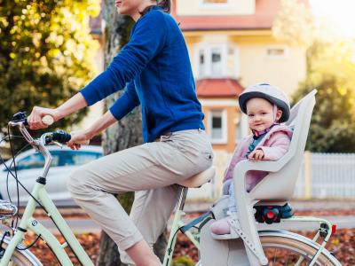 Mutter und Kind auf dem Fahrrad auf dem Weg zur Kita