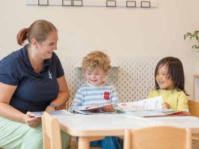 Erzieherin setzt Entwicklungsplan mit Kindern um