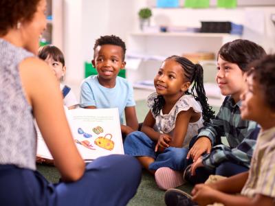 kinder lernen in einer kleinen gruppe mit erzieherin