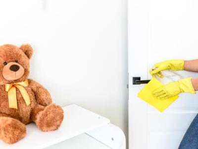 Täglicher Reinigungsprozess in der Kita Türklinken werden desinfiziert
