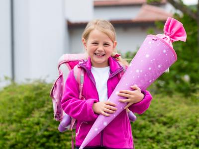 Kind mit Schultüte bei Schulbeginn