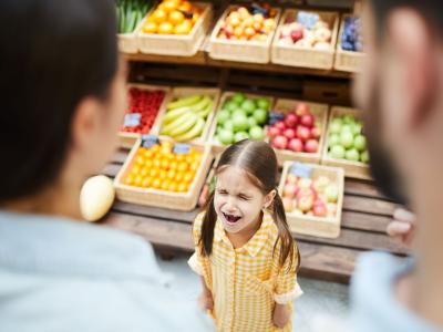 Kind-steht-im-Supermarkt-und-weint-trotzphase-autonomiephase