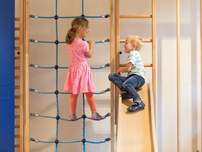 Kinder am Klettergerüst in der Wichtel Akademie