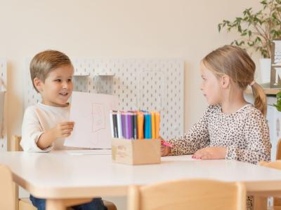 Kindergartenkinder schließend Freundschaft beim Malen