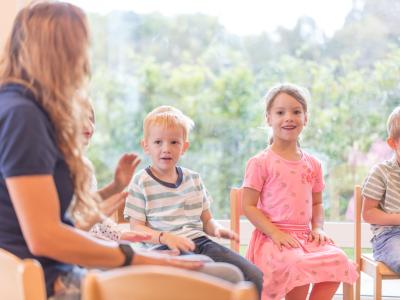 Kindergartenkinder sitzen im Stuhlkreis