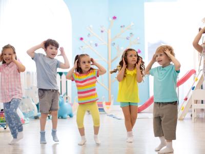 Kinder tanzen in der Kita als Emotionsregulation
