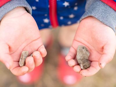 Kindergartenkind schult Achtsamkeit mit Fühlbox