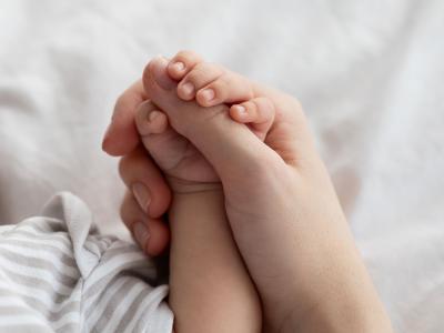 Mutter und Kind halten sich an der Hand