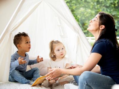 Kinder mit Erzieherin als Bezugsperson in der Wichtel Akademie Kita
