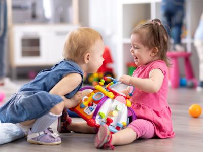 Krippenkinder streiten um Spielzeug
