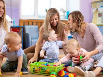 Mütter mit Kindern in der Kita