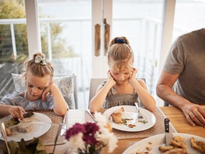 Kinder verweigern Essen am Tisch