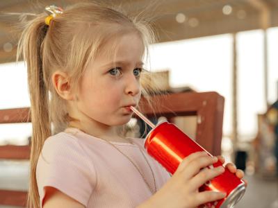 Kind-trink-eine-Dose-Cola