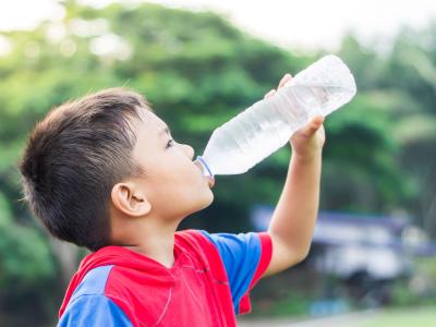 Kind-trinkt-eine-Flasche-Wasser