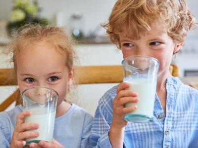 Kinder-trinken-ein-Glas-Milch