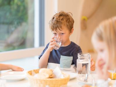 Kitakind-trink-ein-Glas-Wasser