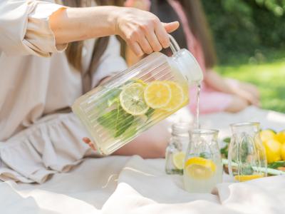 Wasserkaraffe-mit-Zitronenscheiben-und-Minze
