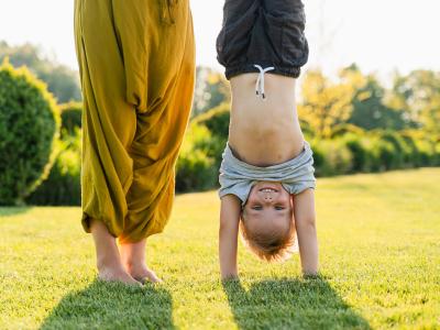 Kind macht Kopfstand Vorteile von Yoga für Kinder Eltern und Erzieher 