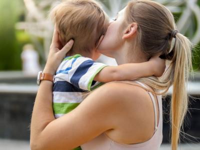 Kind weint und wird von Mutter getröstet
