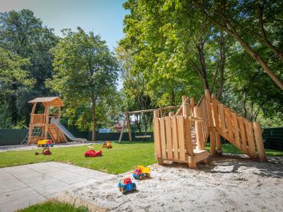 Großer Garten mit Klettermöglichkeiten in der Wichtel Akademie Nymphenburg Schlosspark