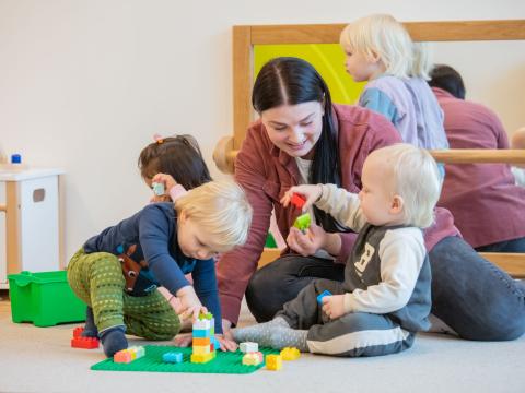 Erzieherin begleitet die Kinder beim motorischen Lernen