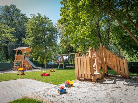 Großer Garten mit Klettermöglichkeiten in der Wichtel Akademie Nymphenburg Schlosspark