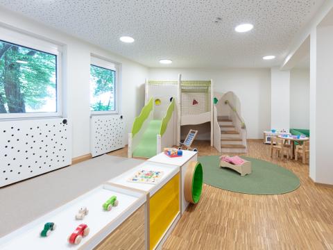 Heller Gruppenraum in der Wichtel Akademie Nymphenburg Schlosspark