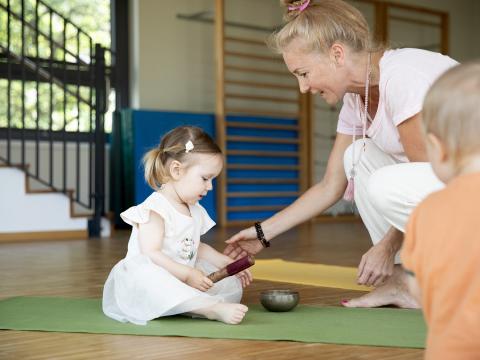 Kitakind macht Yoga im Bewegungsraum