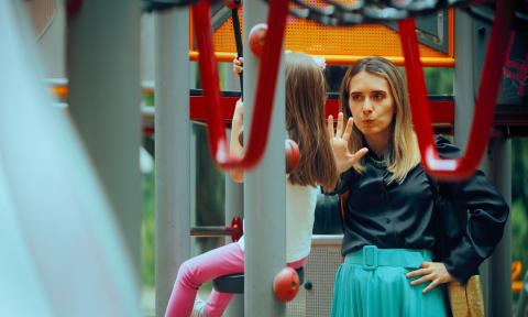 Kinder in der Trotzphase begleiten am Spielplatz