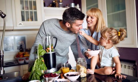 Familie bereitet gemeinsam das Essen vor