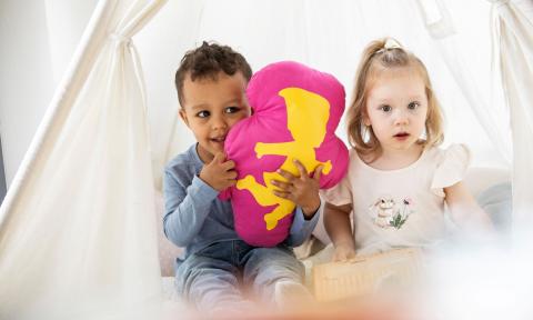 Kindergartenkinder spielen im Tipi