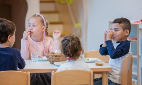 Kitakind-trink-beim-gemeinsamen-Essen