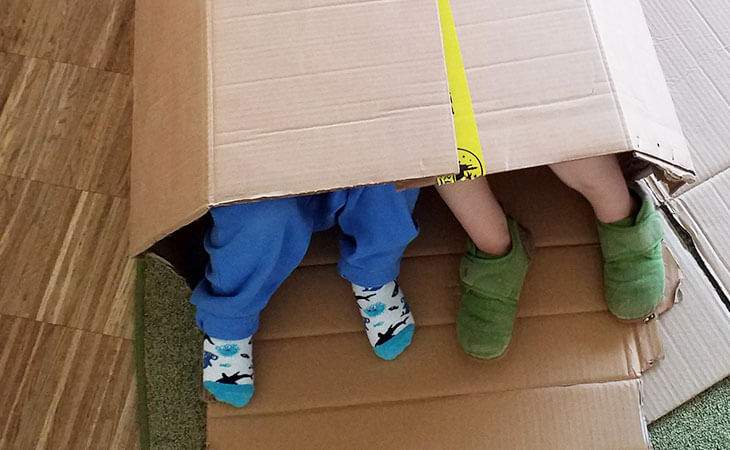 Krippenkinder der Kükengruppe beschäftigen sich lange und kreativ mit Kartons
